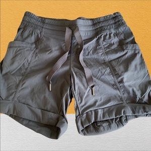 Lululemon CUFFED SHORTS🍋